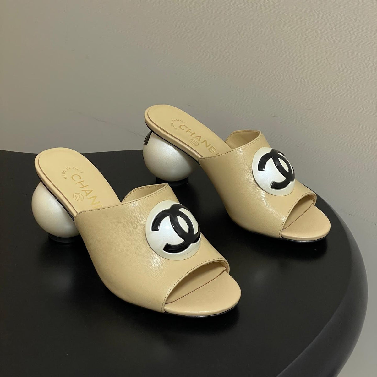 26SS New Women's Giant Pearl Slippers 0726031006