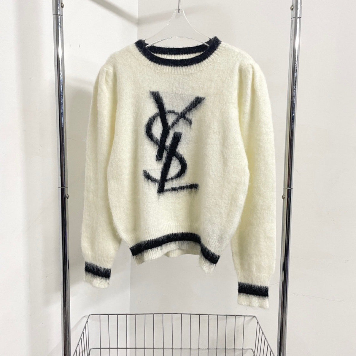 New Round Neck Long Sleeved Knitted Sweater 1023121401