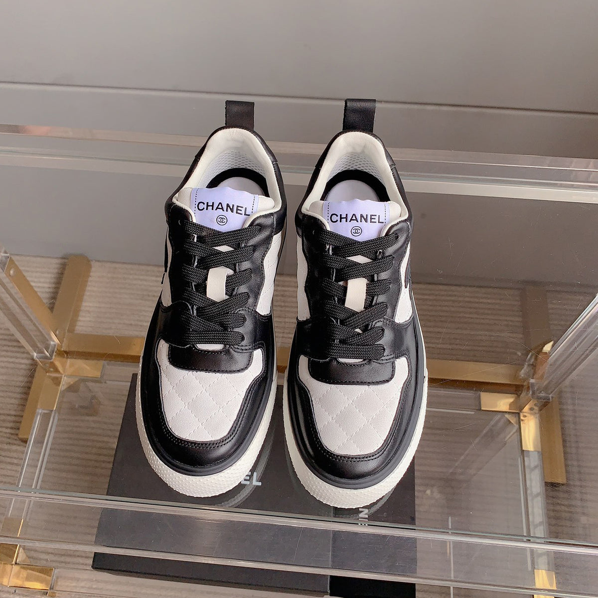 Classic versatile rhombus sneakers 1824061007