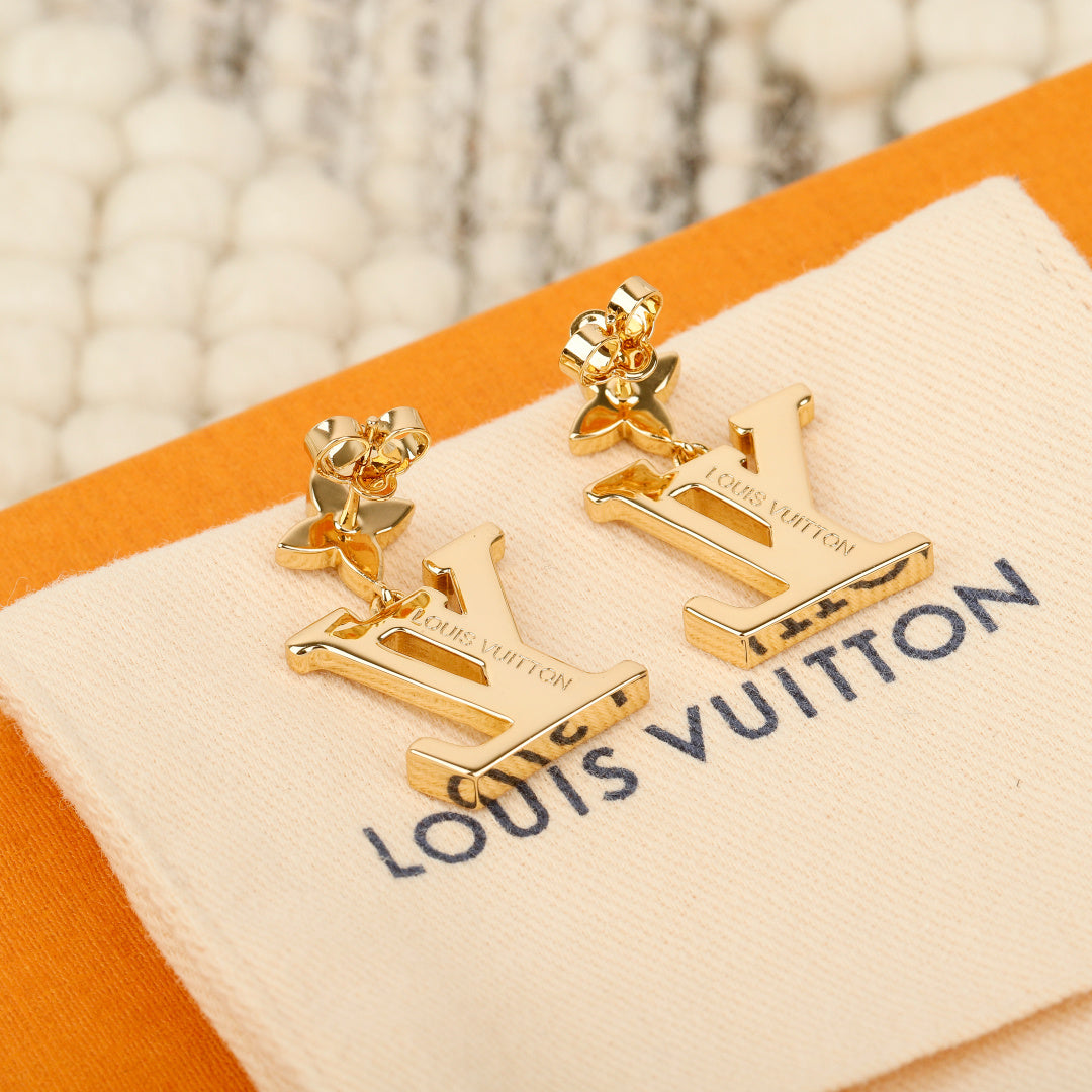 New Versatile 1V Logo Stud Earrings  XC1326102611